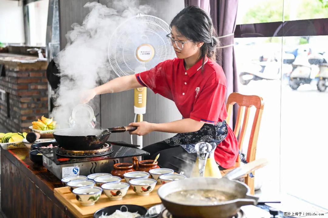 全网追的“扁担女孩”，找了一份暑假工，时薪12元 - 锡林郭勒盟生活资讯 - 锡林郭勒盟28生活网 xl.28life.net